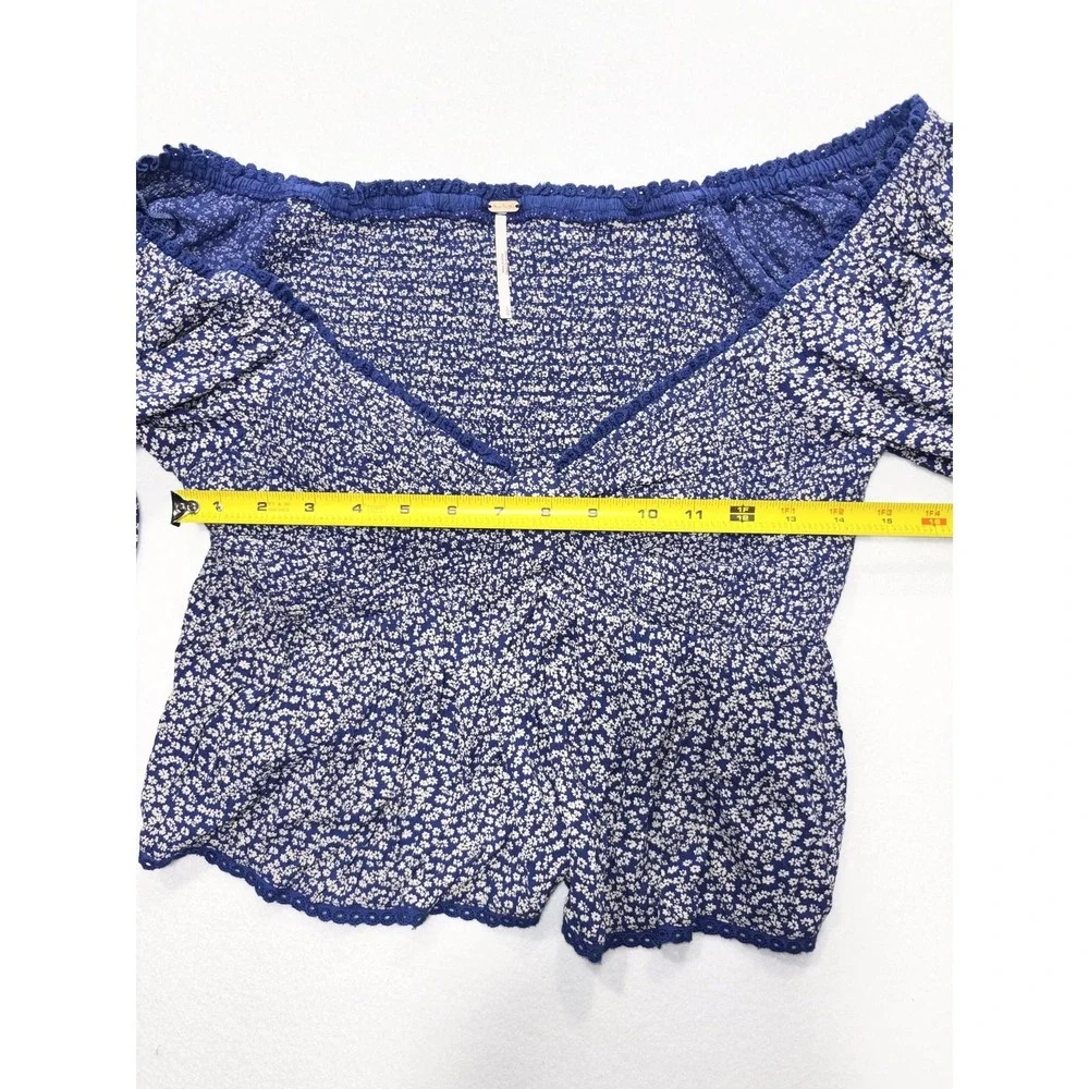 Free People Blouse Womens Large Blue Floral Off Shoulder Smocked Crop Top Boho - Picture 6 of 14